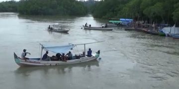 Proses pencarian korban tenggelam oleh tim SAR dan BPBD. Foto: Bacaini/Rusdi