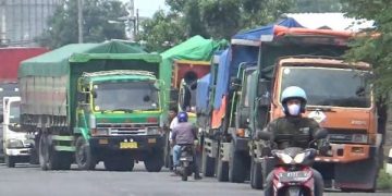 Aksi sopir truk mogok kerja di jalan nasional Surabaya - Madiun.
Foto: Bacaini/Syailendra