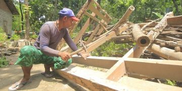 Rumah milik Zaenal di Desa Manyaran yang telah dirobohkan. Foto: Ist