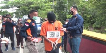 Tersangka MYP saat proses reka adegan pembunuhan. Foto: Bacaini/Asep Bahar