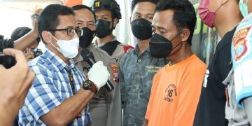 Pelaku pembunuhan (baju oranye) saat diinterogasi polisi. Foto: Bacaini/Rusdi
