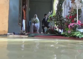 Pengantin Ini Nekat Gelar Resepsi di Tengah Banjir