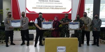 Bupati Dhito serahkan penghargaan bagi kecamatan capai target vaksinasi. Foto: Ist