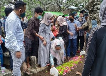 Isak Tangis Iringi Pemakaman Samsul Ashar di Setonogedong
