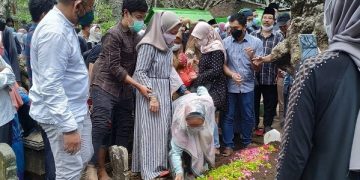 Prosesi pemakaman Samsul Ashar di kompleks pemakaman Setono Gedong. Foto: Bacaini/Novira