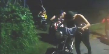 Sejumlah pemuda pelaku balap liar mengeluarkan motor yang disembunyikan di sawah. Foto: Tangkapan layar video akun IG@kedirimillenial