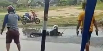 Pemuda bawa celurit ditembak. Foto: tangkapan layar video viral.