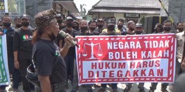 Aksi massa di depan Mapolres Jombang. Foto: Bacaini/Syailendra