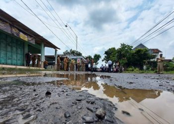 Bupati Tulungagung melihat kondisi jalan yang rusak. Foto: Bacaini/Setiawan
