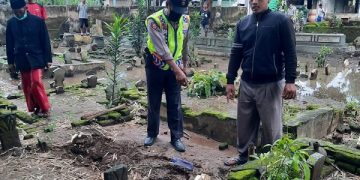 Polisi dan warga menunjukkan lokasi korban meninggal di makam istrinya. Foto: Bacaini/Novira