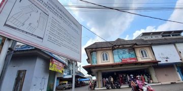 Papan kepemilikan aset Pemkab Tulungagung di kawasan Belga yang sempat bersengketa dengan penyewa ruko. Foto: Bacaini/Setiawan