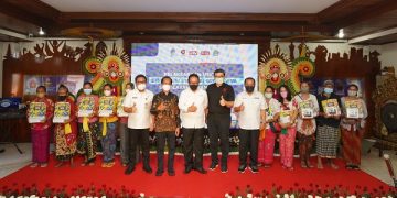 Staf khusus Menteri Kominfo Bidang Komunikasi Politik, Philip Gobang saat pelaksanaan ujicoba distribusi STB dari grup Viva di Wilayah Layanan Bali, Denpasar, Rabu (16/3/2022).  (Biro Humas Kementerian Kominfo)