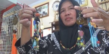 Perajin menunjukkan contoh produk yang dipasarkan di Mandalika. Foto: Bacaini/Syailendra