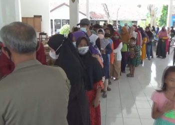 Takut Habis, Warga Jombang Berebut Minyak Goreng Murah