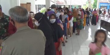 Antrean pasar minyak goreng murah di Kantor Kecamatan Gudo, Jombang. Foto: Bacaini/Syailendra