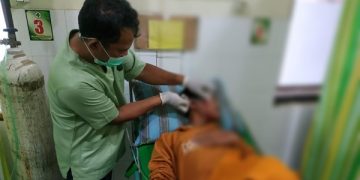 Korban mendapat perawatan intensif di Puskesmas Panggul. Foto: Ist