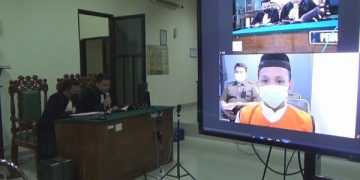 Tubagus Jody saat mengikuti jalannya sidang tuntutan secara virtual dari Lapas Jombang. Foto: Bacaini/Syailendra