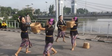 Prosesi pembukaan kembali jembatan lama Sungai Brantas. Foto: Humas