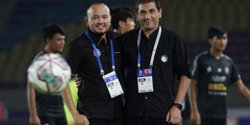 Manajer Ad Interim Arema FC Ali Rifki bersama pelatih  Eduardo Almeida. Foto: IG @alirifki_87