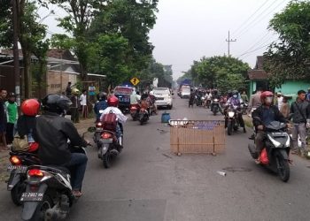Tabrak Lari Truk vs Sepeda Motor, Dua Korban Tewas di TKP