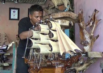 Kreatif, Limbah Kayu Diolah Menjadi Miniatur Kapal