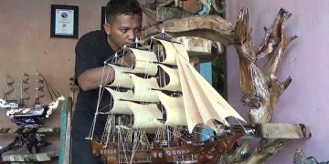 Proses pembuatan miniatur kapal pinisi dari limbah kayu. Foto: Bacaini/Aby