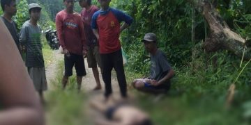 Kondisi korban setelah dievakuasi warga ke pinggir Sungai Brantas Tulungagung. Foto: Bacaini/Setiawan