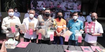 Polisi menunjukkan pelaku beserta barang bukti yang berhasil diamankan. Foto: Bacaini/A.Ulul
