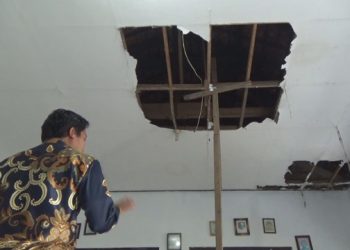 Siswa SD di Jombang Belajar Di Kelas Beratap Jebol