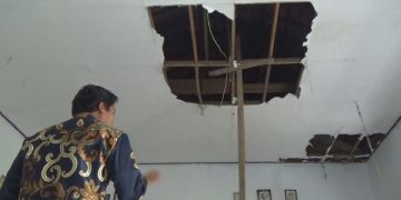 Atap jebol di ruang kelas 5 SDN Talunkidul 2 Sumobito, Jombang. Foto: Bacaini/Syailendra