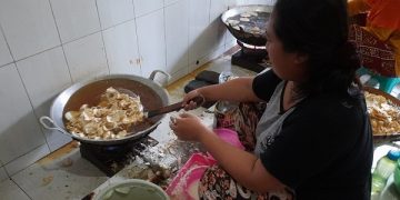 Pengolahan keripik tempe di Trenggalek. Foto: Bacaini/Aby