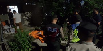 Petugas kepolisian di TKP pembunuhan. Foto: Ist