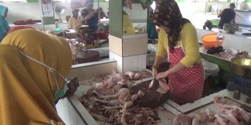 Pedagang daging di Pasar Basah Trenggalek. Foto: Bacaini/Aby
