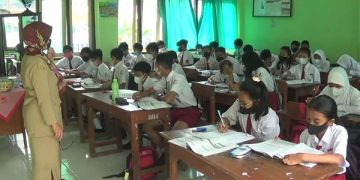 Siswa SDN Burengan 1 belajar di kelas dengan menggunakan masker. Foto: Bacaini/AK.Jatmiko