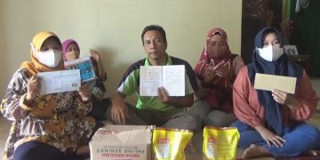 Korban penipuan jual beli minyak goreng di Jombang menunjukkan sejumlah barang bukti. Foto: Bacaini/Syailendra