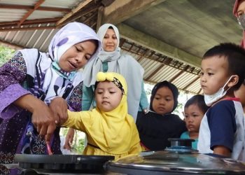 Siswa TK dan SD di Kediri Buat Kue Apem Untuk Megengan