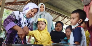 Murid sekolah alam Ramadhani antusias belajar membuat kue apem untuk megengan. Foto: Bacaini/Novira