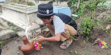 Tradisi nyekar menjelang bulan Ramadan. Foto: Bacaini/AK.Jatmiko