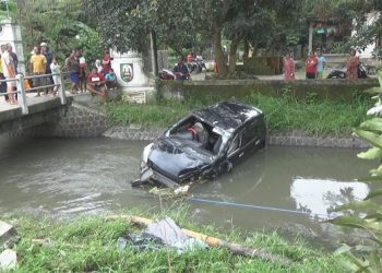 Honda Jazz Gagal Menyalip, Malah Masuk Sungai