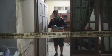 Polisi lakukan olah TKP dan memasang garis polisi. Foto: Bacaini/Syailendra