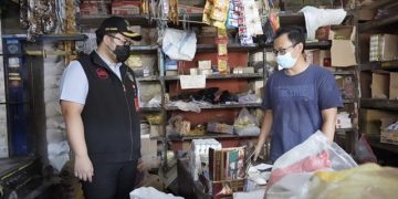 Bupati Dhito menanyakan harga dan stok bahan pangan di pasar tradisional. Foto: Ist
