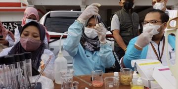Uji lab sample makanan di pasar takjil Jalan Hayam Wuruk, Kota Kediri. Foto:Bacaini/Novira
