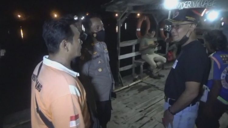 Proses pencarian satu korban tenggelam di sungai brantas. Foto: Bacaini/Syailendra