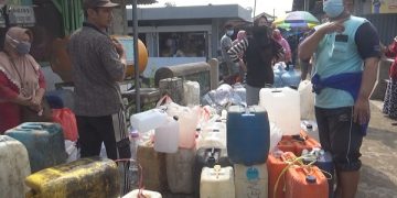 Pedagang borong minyak goreng curah di pasar diwek, Jombang. Foto: Bacaini/Syailendra