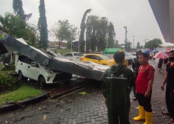 Baliho di Kediri Town Square Ambruk Diterjang Hujan Angin
