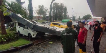 Baliho ambruk di Kediri Town Square. Foto: Bacaini/AK.Jatmiko