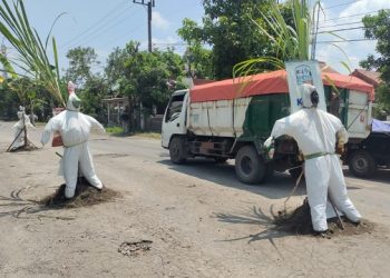 Protes Jalan Rusak, Warga Pasang Boneka Berbaju Hazmat
