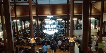 Suasana pelaksanaan salat tarawih hari pertama di Masjid Agung Jami' Kota Malang. Foto: Bacaini/A.Ulul