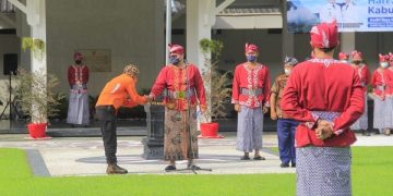 Bupati Kediri berikan apresiasi kepada pegawainya yang bisa memakai udeng Jayabhaya. Foto: Ist