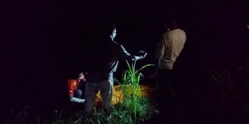 Proses evakuasi mayat perempuan tanpa identitas di bantaran Sungai Brantas, Desa/Kecamatan Rejotangan. Foto: Ist
